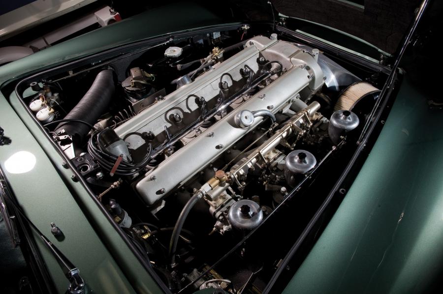 Моторный отсек Aston Martin DB5 1965 года  (фото 11 из 19)
